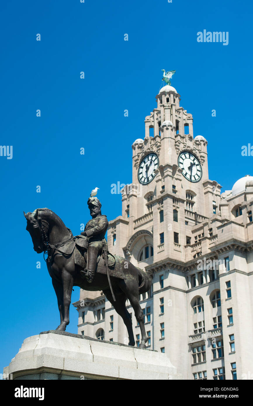 El Liver Building en Liverpool Reino Unido con el Rey Edward VII estatua en primer plano Foto de stock