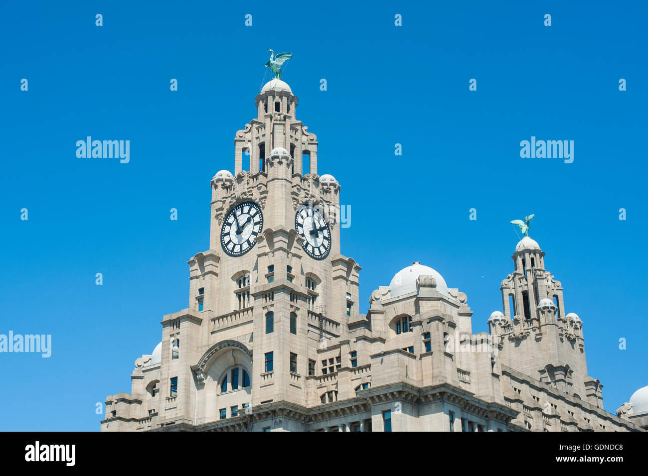 El Liver Building en Liverpool Reino Unido con un fondo de cielo azul en un día soleado Foto de stock