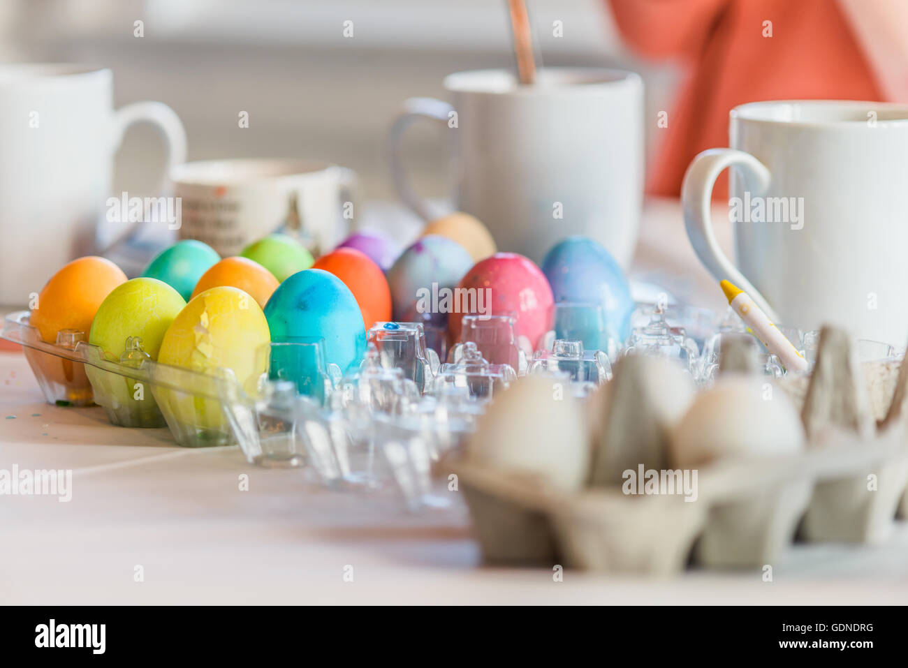 Las bandejas de huevos de Pascua teñidos en mesa Foto de stock
