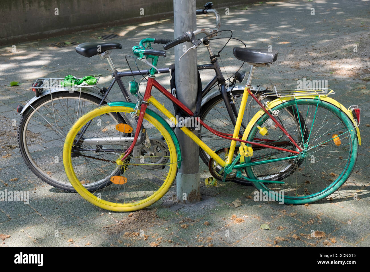 Bicicleta pintada de amarillo verde y rojo Fotografía de stock - Alamy
