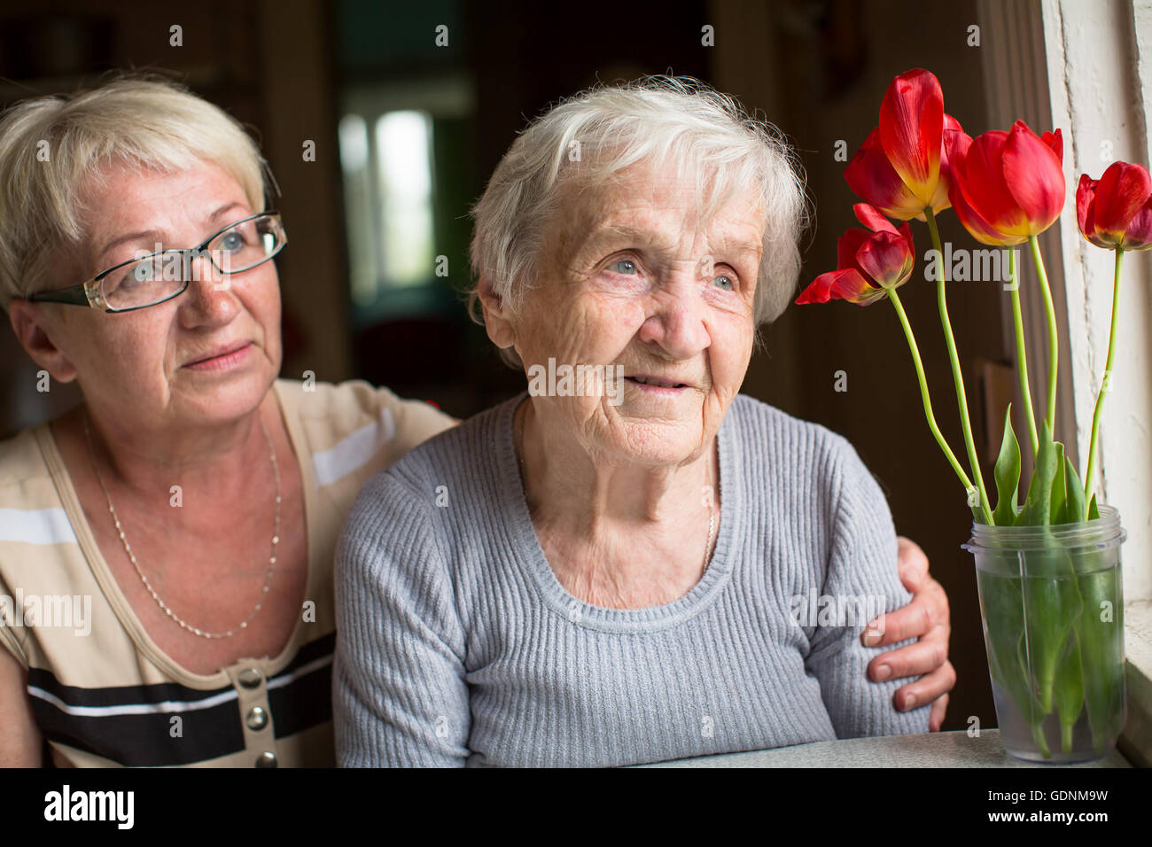 Anciana madre e hija de mediana edad fotografías e imágenes de alta