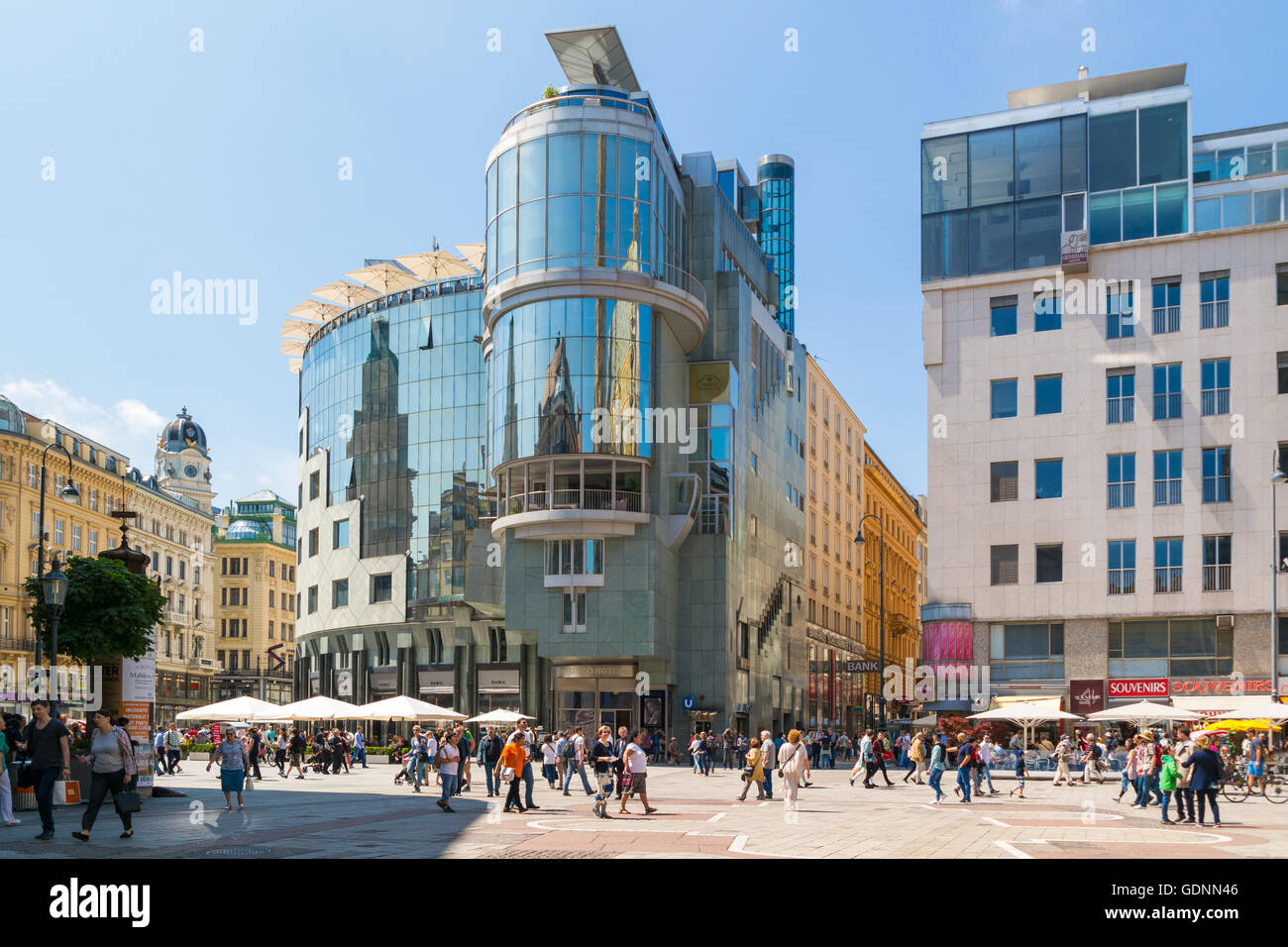 La gente y la Haas House en Stephansplatz en el centro de la ciudad de Viena, Austria Foto de stock