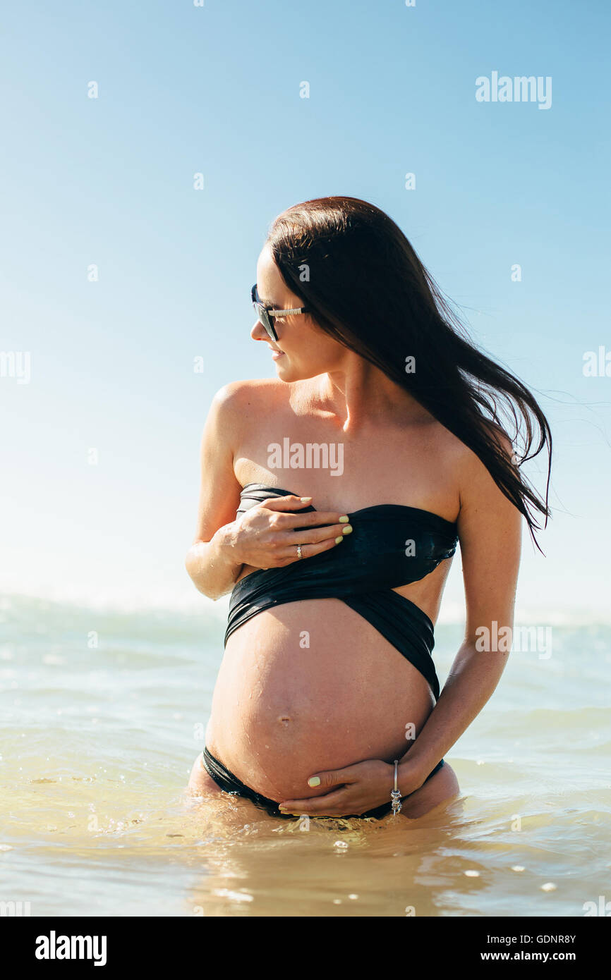 Mujer embarazada en bikini en el mar Fotografía de stock - Alamy