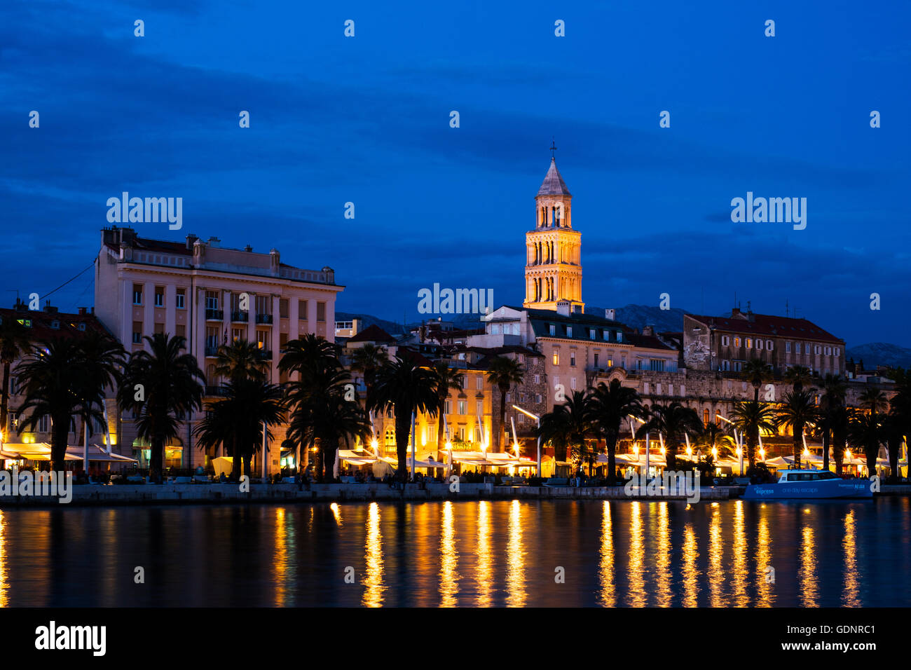 Split, Croacia, Costa Dálmata, Palacio de Diocleciano y Riva Foto de stock
