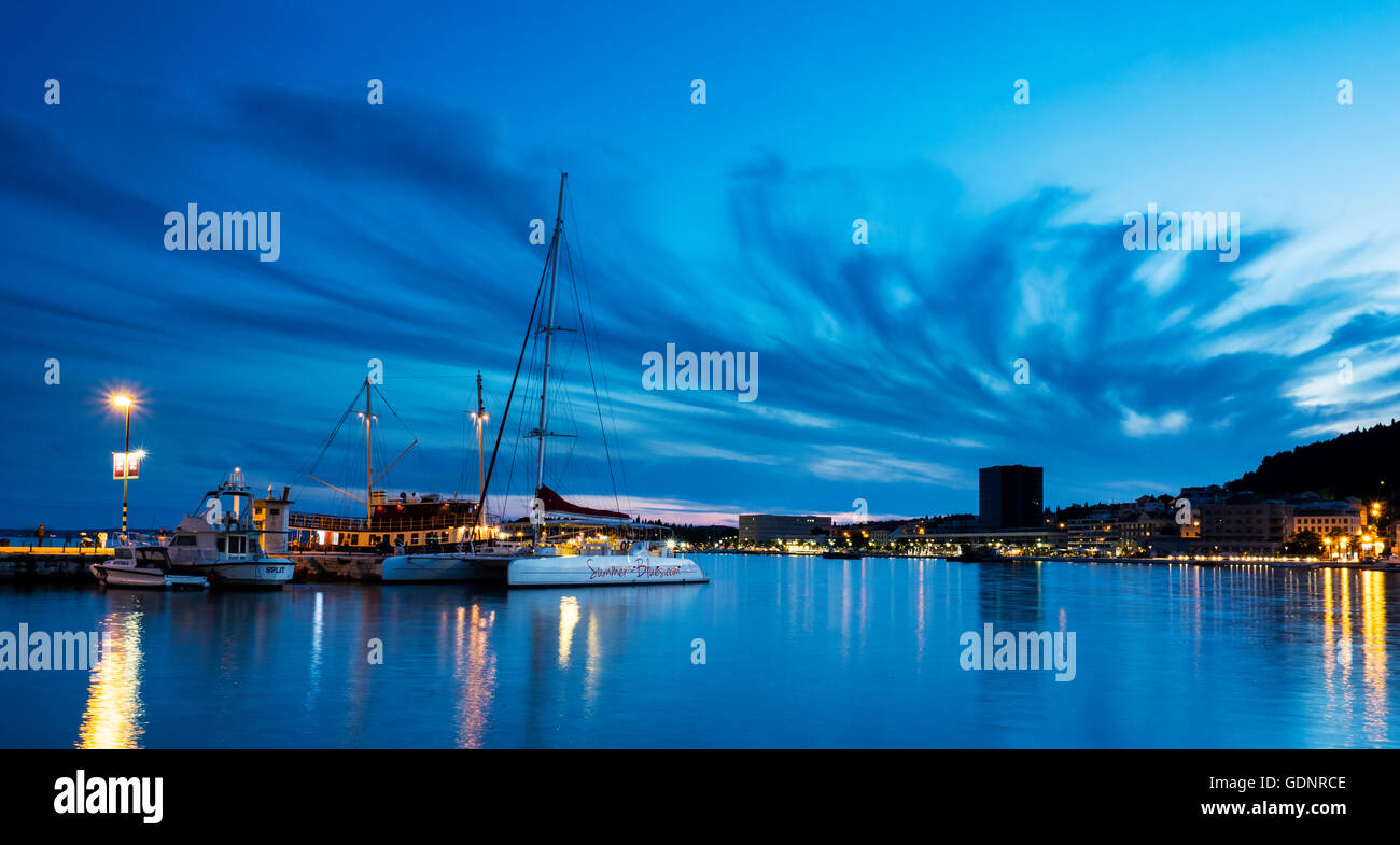 Split, Croacia, Costa de Dalmacia, frente al mar al atardecer ar Foto de stock
