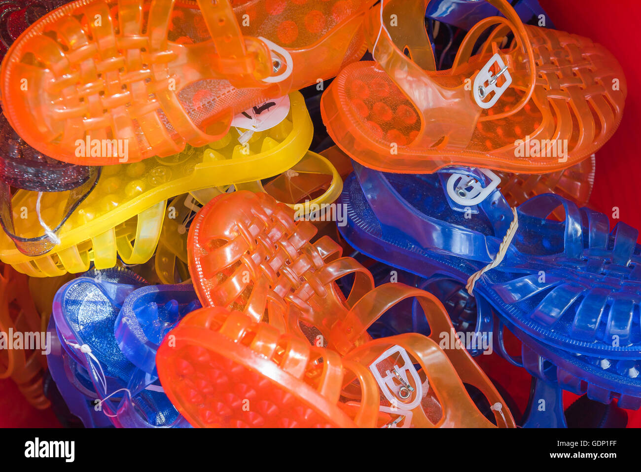 Zapatos de plastico fotografías e imágenes de alta resolución - Alamy