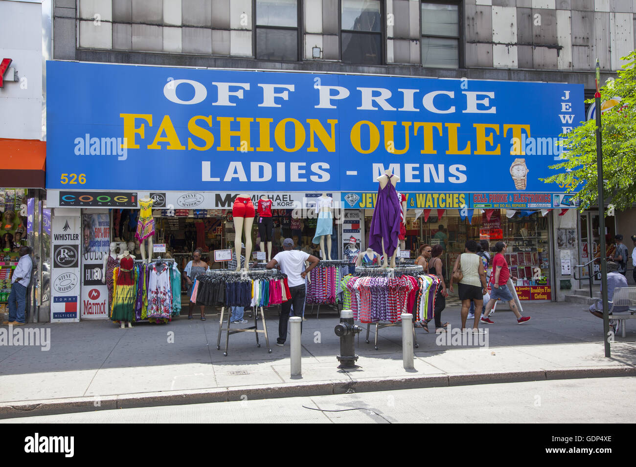 Tienda de moda ropa barata a lo largo de Fulton Mall, en el centro,  Brooklyn, NY Fotografía de stock - Alamy