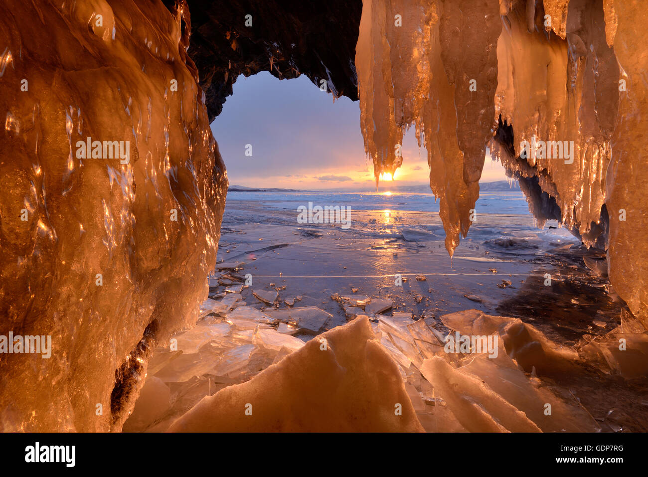 Cuevas de hielo Kharantsy al atardecer, el lago Baikal, Isla Olkhon, Siberia, Rusia Foto de stock