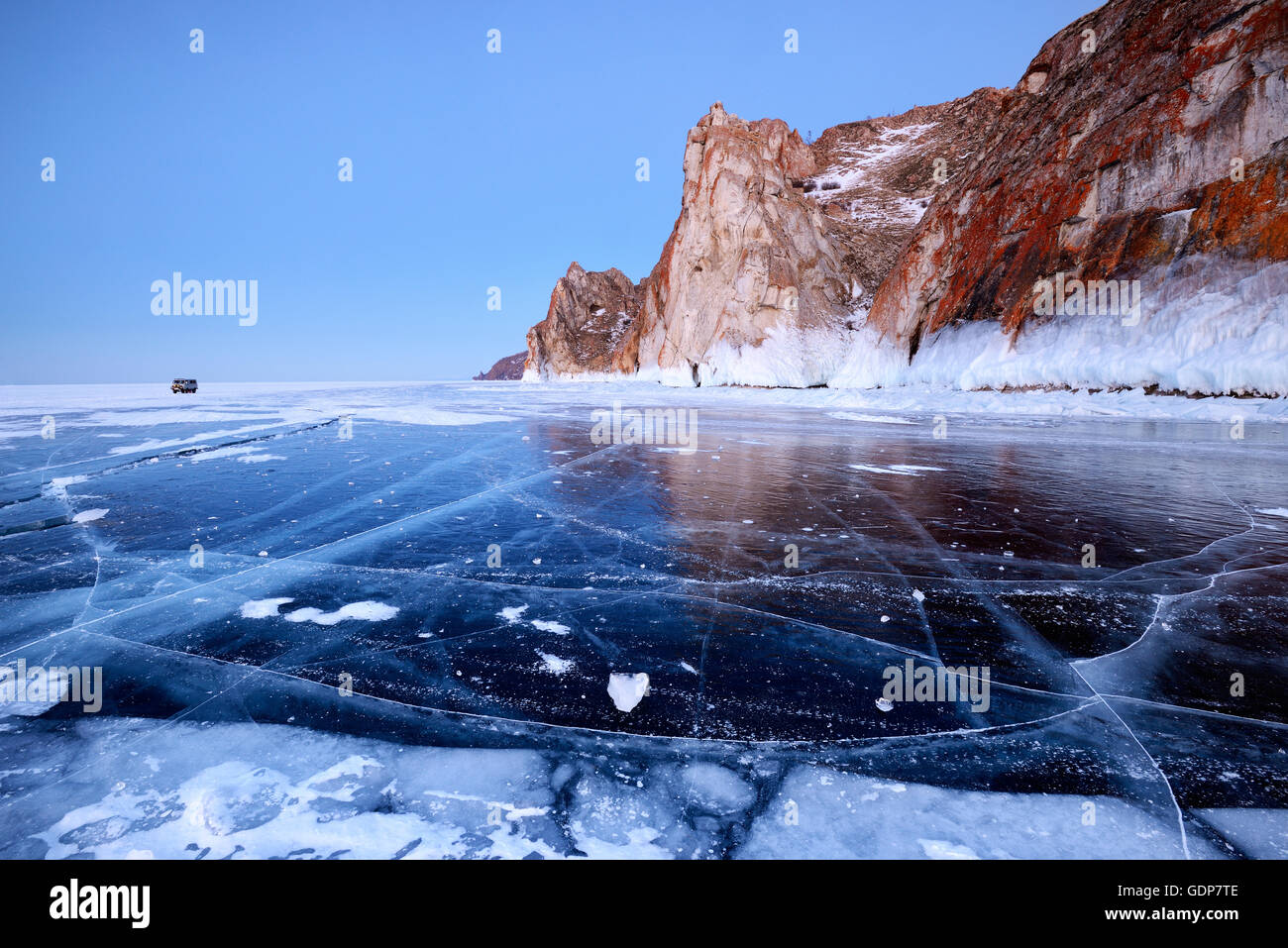 Cape Sagan Khushun y tres hermanos Roca, el lago Baikal, Isla Olkhon, Siberia, Rusia Foto de stock