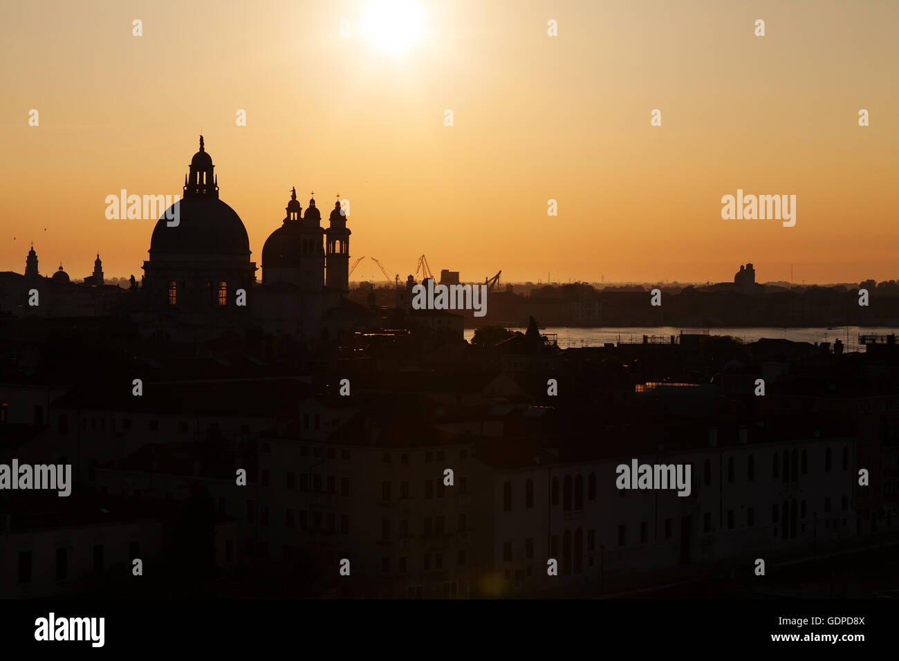 Venecia amanecer sobre la Iglesia de Santa Maria della Salute, Venecia Foto de stock