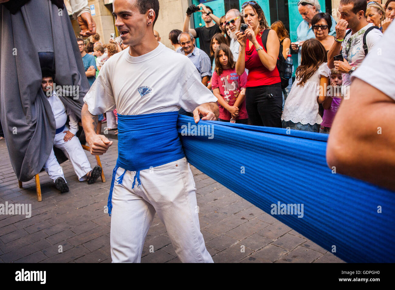 Las personas se preparan para llevar a los gigantes durante la Merce Festival, en la calle Ferran. Barcelona. Cataluña. España Foto de stock