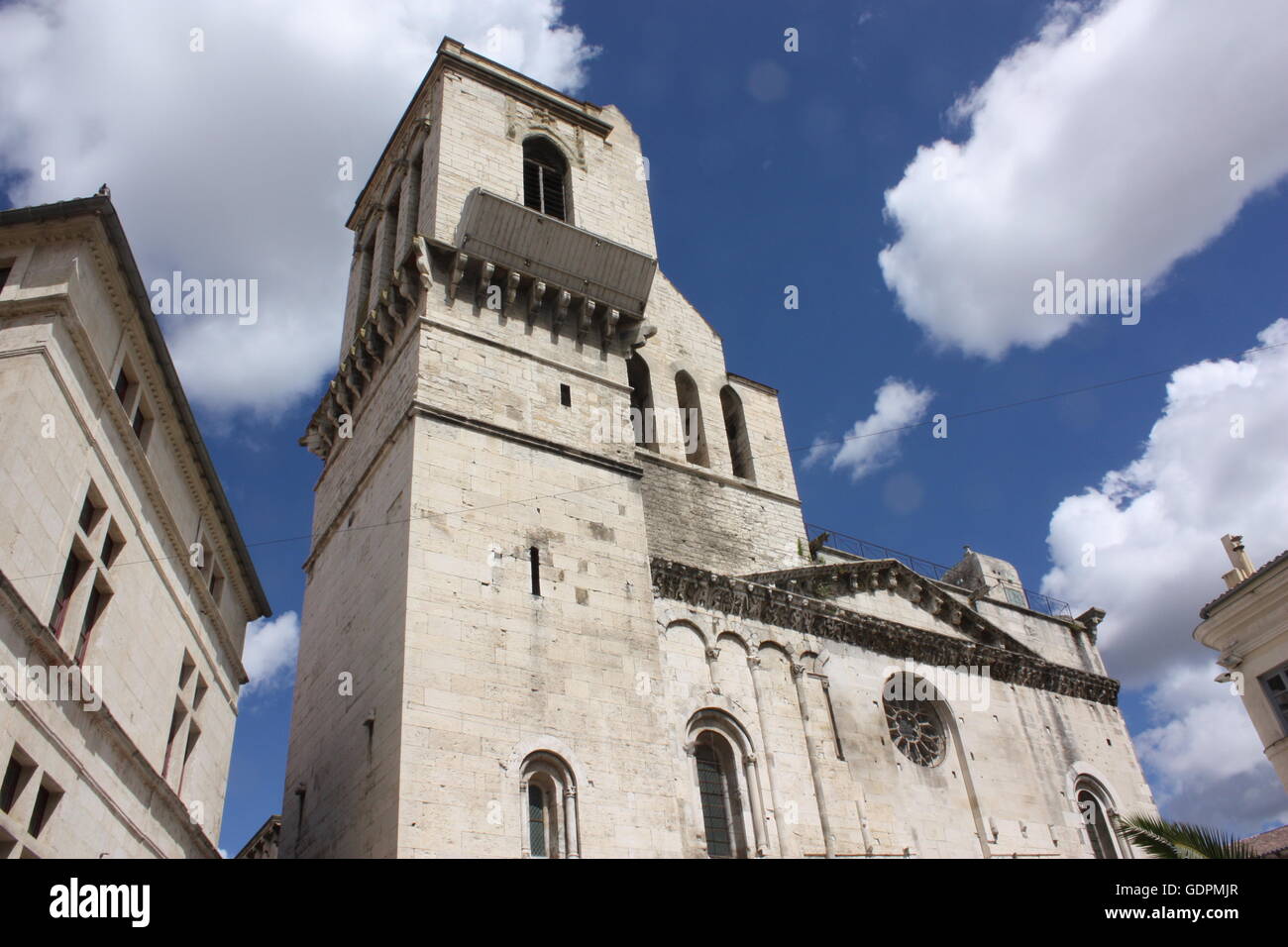 Catedral católica romana en Nîmes, dedicada a la Virgen María y el