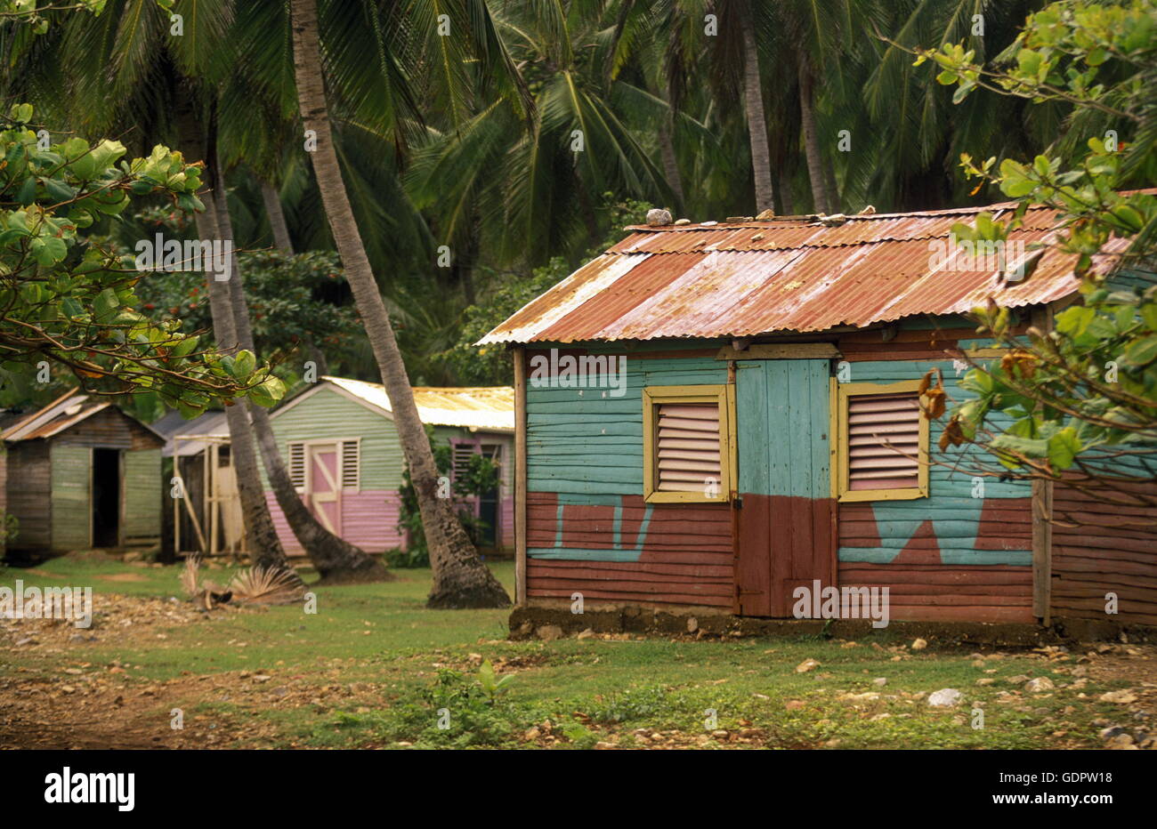 Una tradicional Woodhouse en la aldea de Las Terrenas en Samanaon en la República Dominicana, en el Mar Caribe en América Ameri Foto de stock