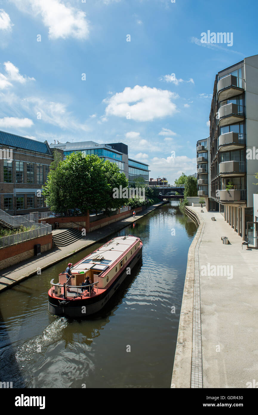 Una barcaza de vela Nottingham últimos apartamentos en el canal de Nottingham Foto de stock