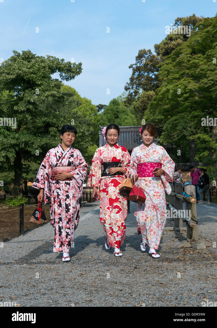 Las mujeres vestidas con turistas chinos geisha kimonos en un jardín zen,  la región de Kansai, Kyoto, Japón Fotografía de stock - Alamy