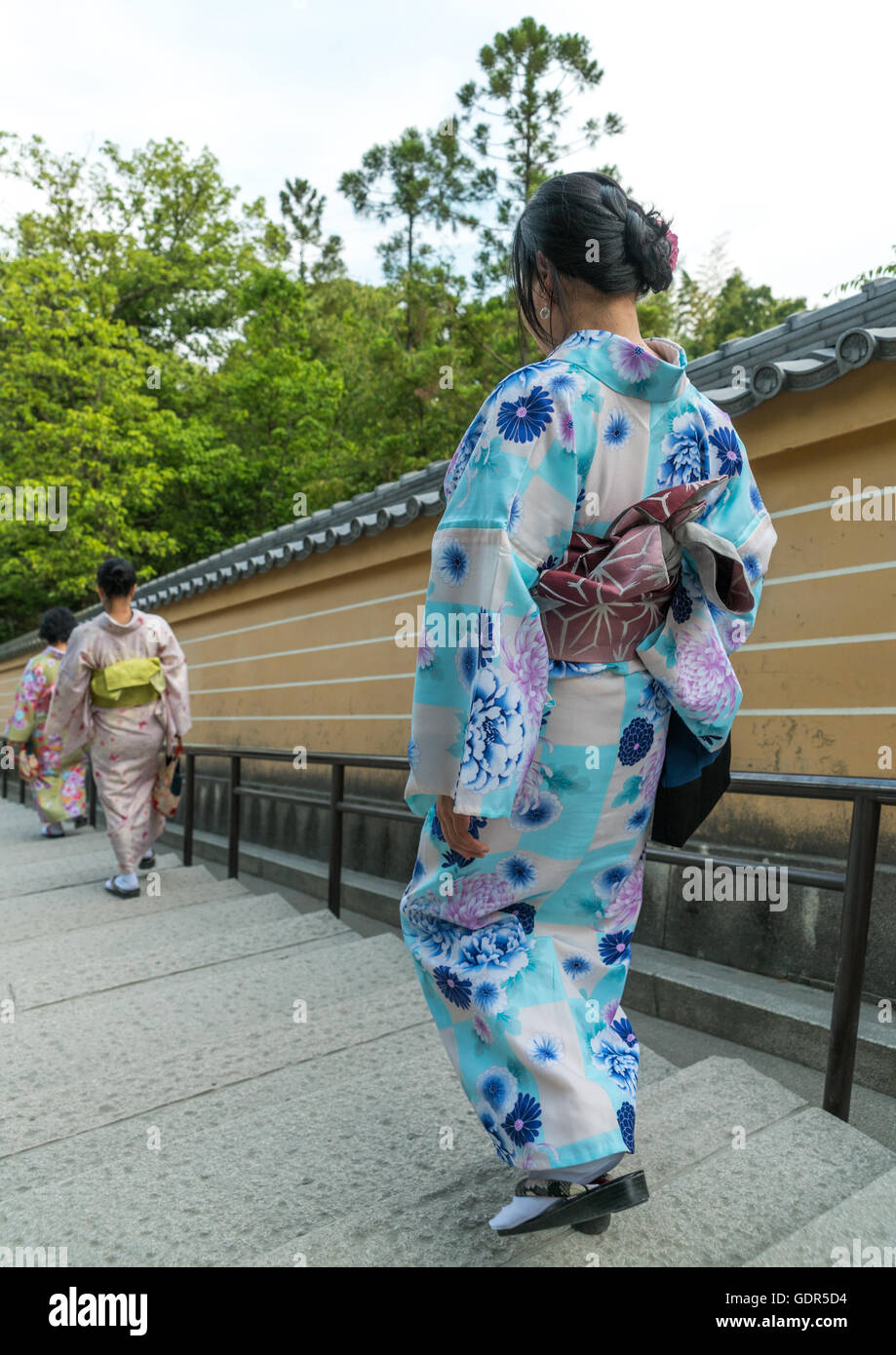 Las mujeres vestidas con turistas chinos geisha kimonos, región de Kansai,  Kyoto, Japón Fotografía de stock - Alamy
