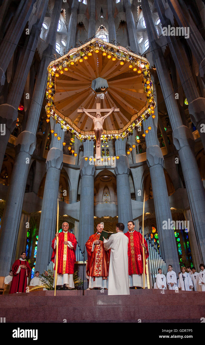 Misa,el Domingo de Ramos.Interior de la Basílica de la Sagrada Familia,  Barcelona, Cataluña, España Fotografía de stock - Alamy