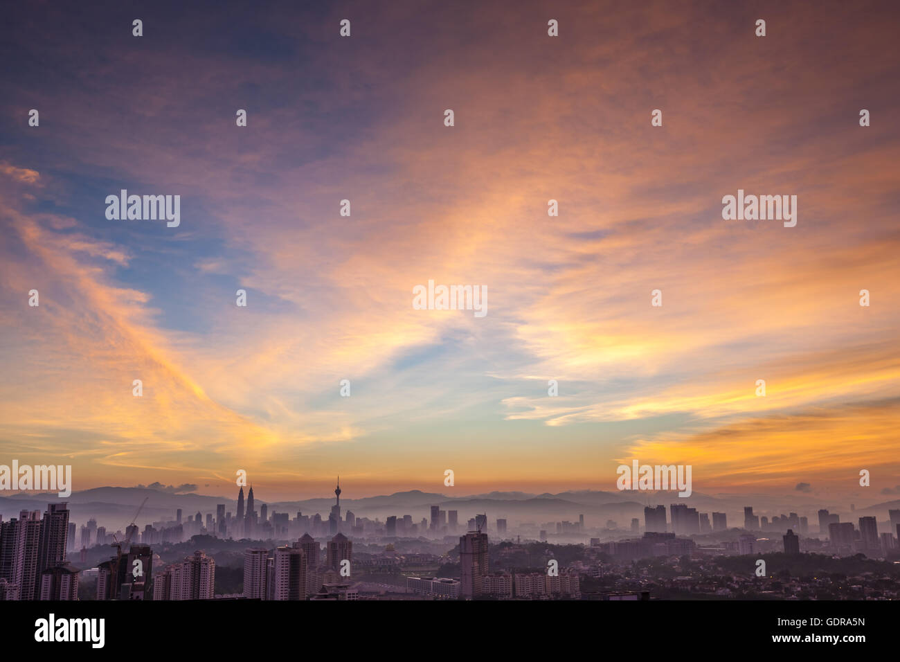 Paisaje urbano de Kuala Lumpur al amanecer con coloridos cielo nublado, visto desde el Mont Kiara, oeste de KL Foto de stock