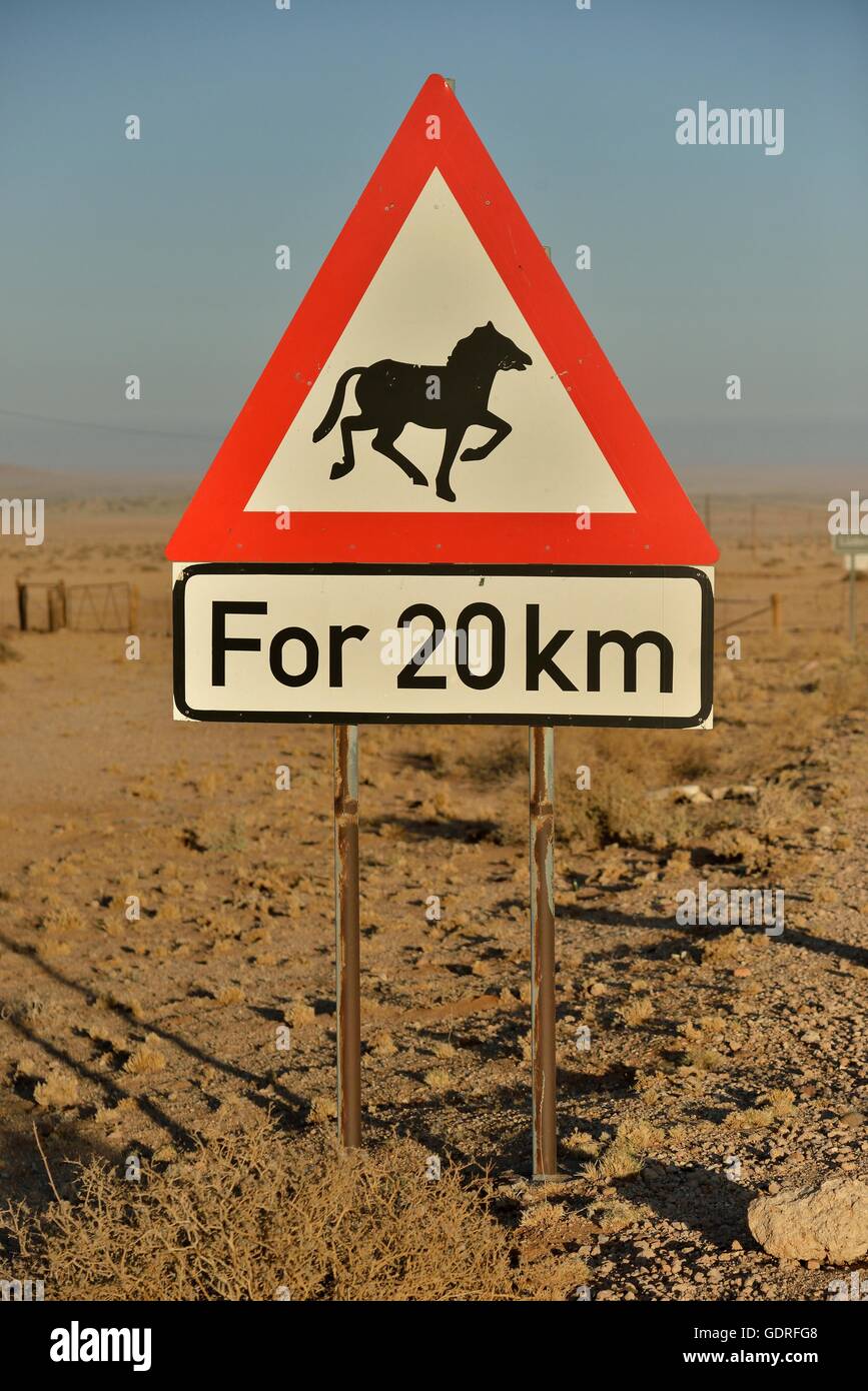 Señal de advertencia Atención caballos, cerca de Aus, Región Karas, Namib, Namibia Foto de stock