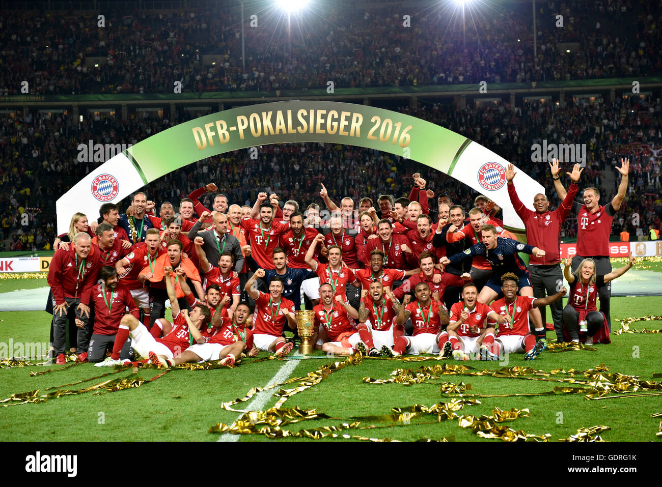 Foto de grupo tras ganar la Copa DFB, equipo de Bayern de Múnich, júbilo después de la final de la Copa DFB en Berlín, Alemania Foto de stock