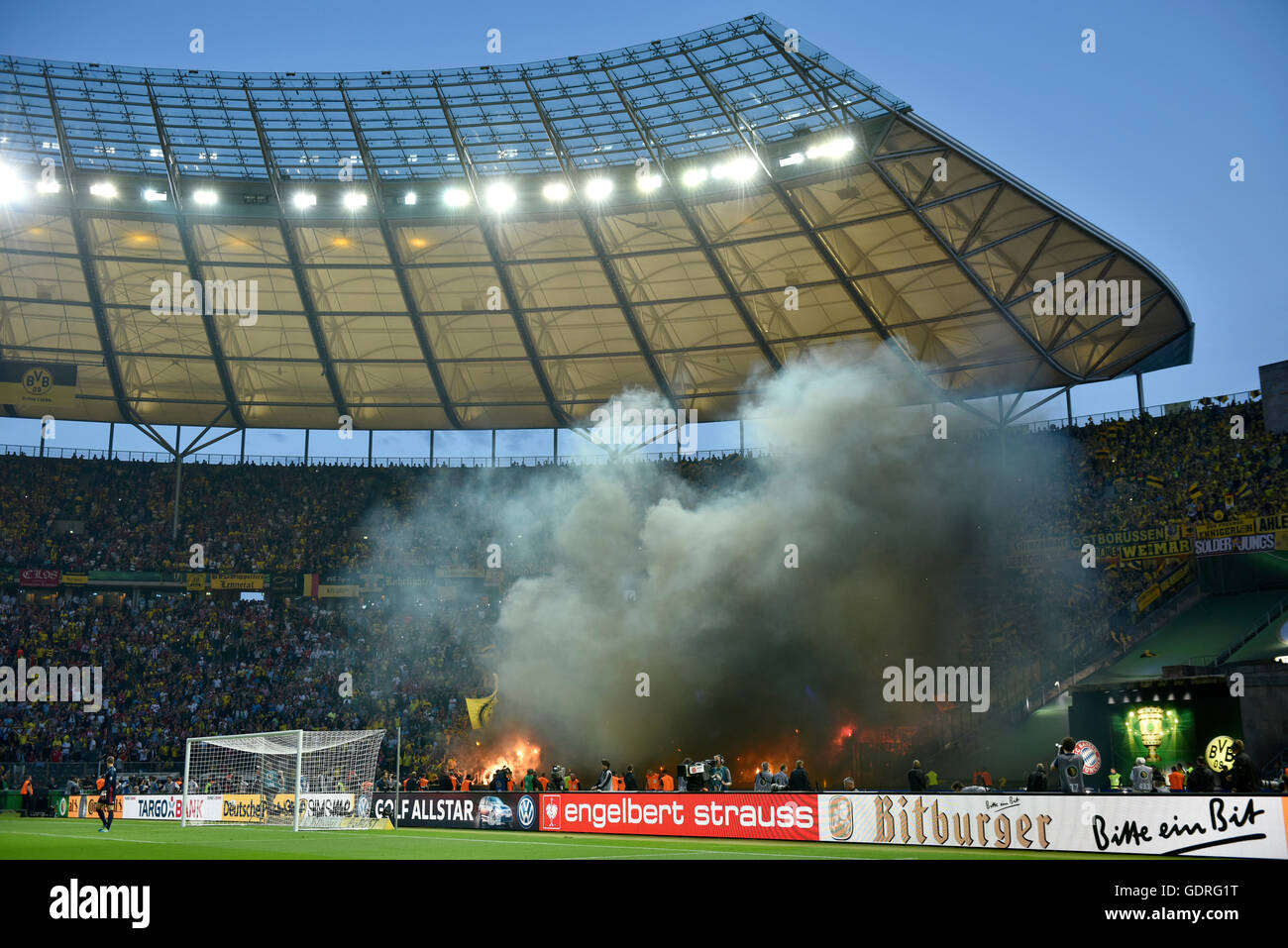 Fuegos artificiales, bengalas, la final de la Copa DFB, Olympic Stadion Berlín, Alemania Foto de stock