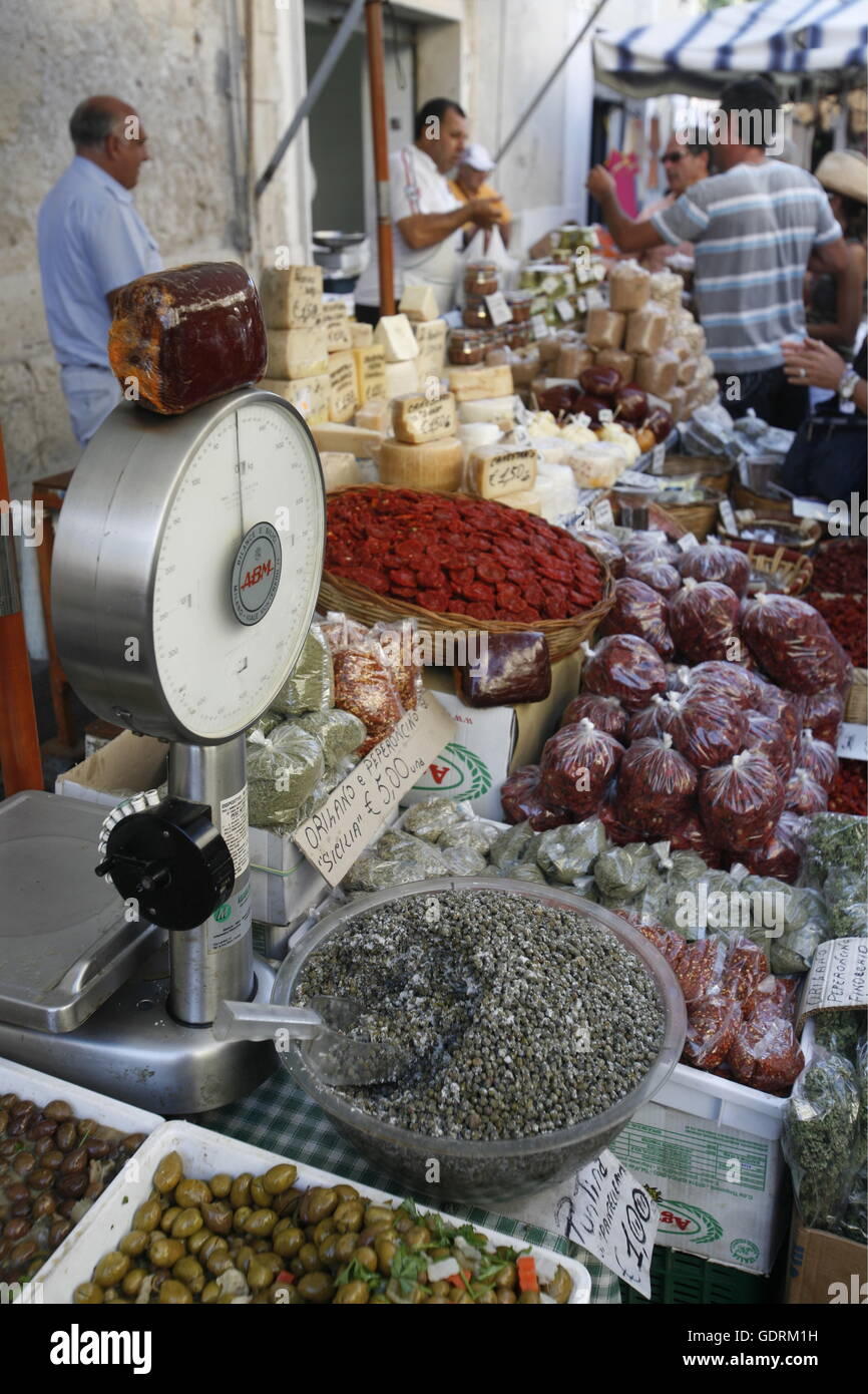 El mercado en el casco antiguo de la ciudad de Siracusa, en Sicilia, en el sur de Italia en Europa. Foto de stock