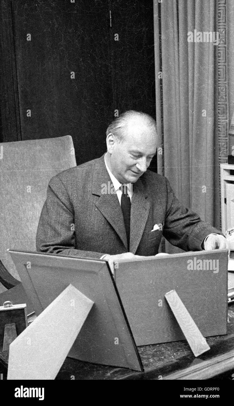 El príncipe Luis Fernando de Prusia en su escritorio, 1970 Fotografía