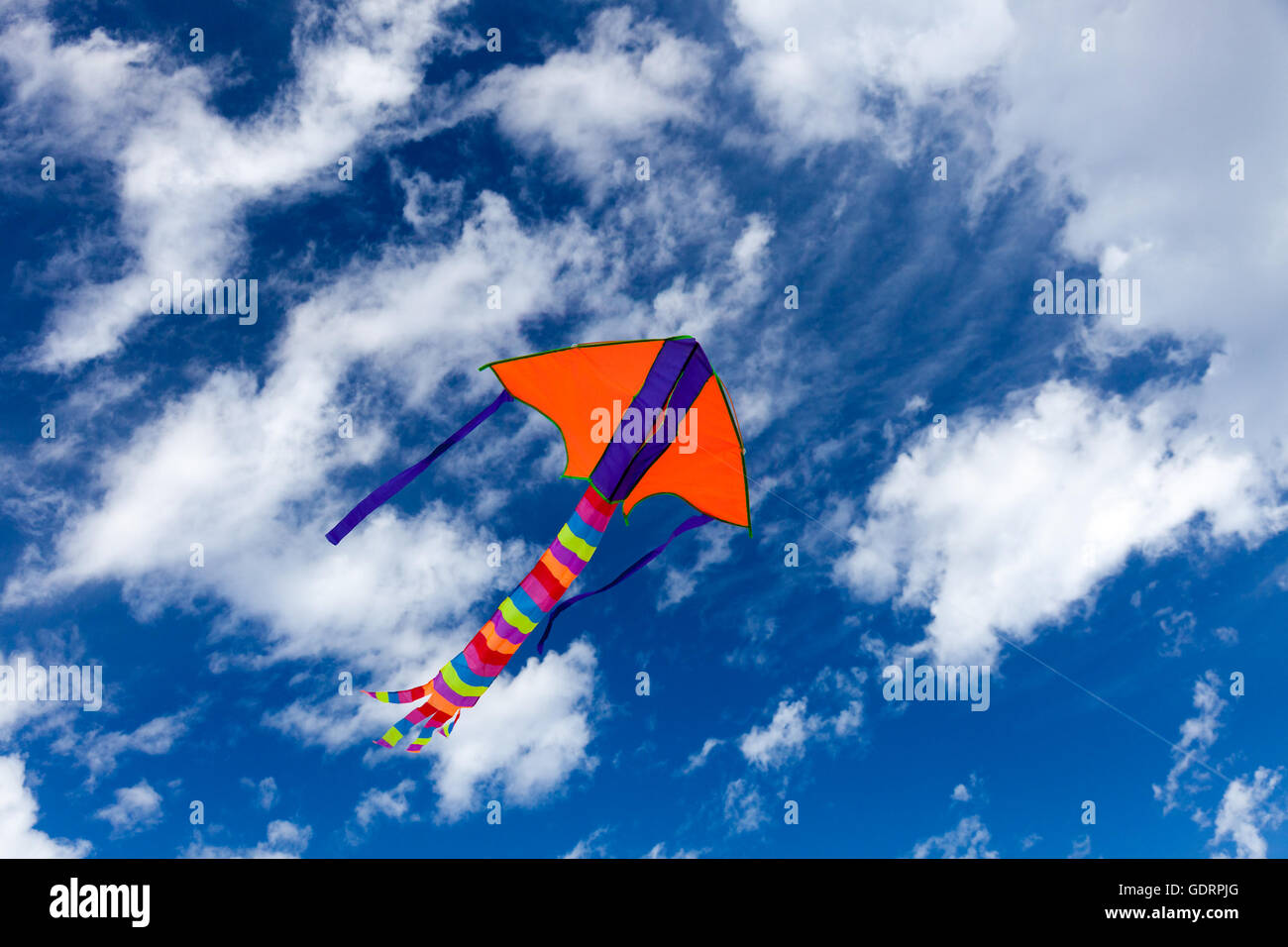 Volar cometas en el cielo Foto de stock