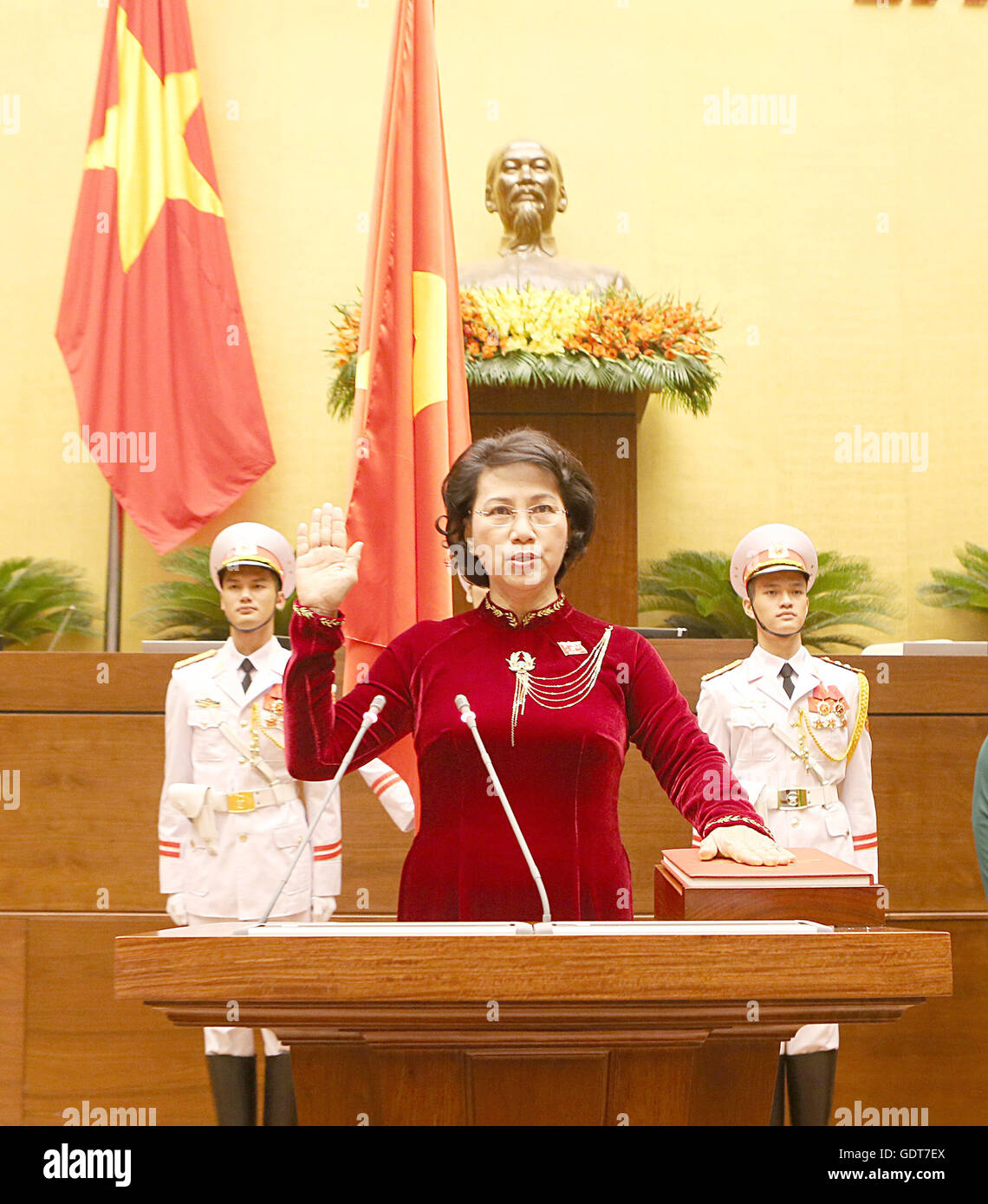 Hanoi, Vietnam. El 22 de julio, 2016. Nguyen Thi Kim Ngan (delantero) hace su juramento en la Declaración de Hanoi, Vietnam, el 22 de julio de 2016. Nguyen Thi Kim Ngan, presidenta de la 13ª Asamblea Nacional (NA) de Vietnam, fue re-electo como jefe del nuevo parlamento para el mandato 2016-2021, según los resultados de la votación, anunció el viernes por la mañana. © VNA/Xinhua/Alamy Live News Foto de stock
