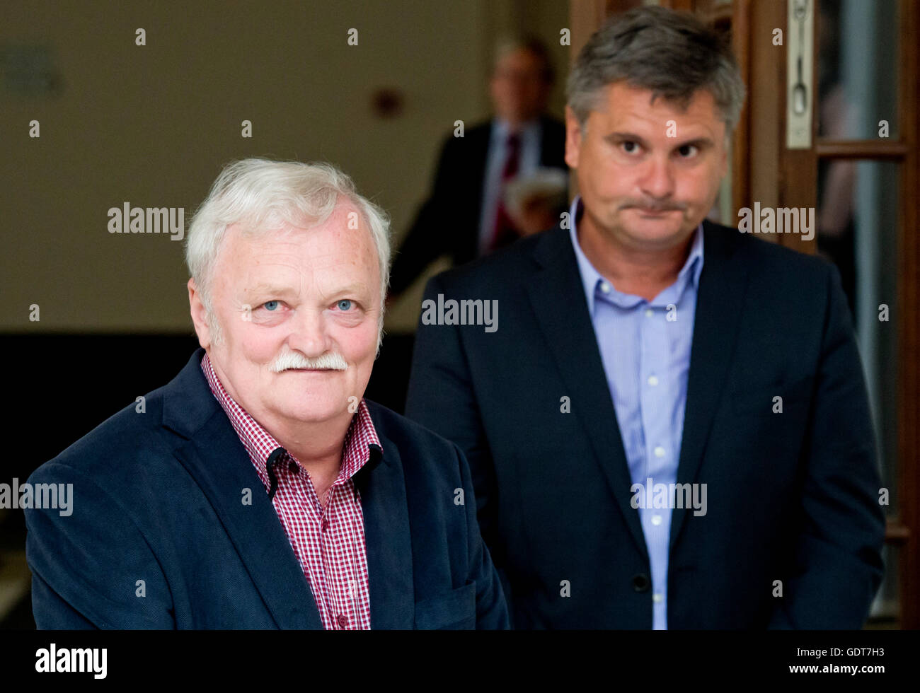 Praga, República Checa. El 22 de julio, 2016. Adam Filus, izquierda, llamamientos al Alto Tribunal en Praga, el viernes, 22 de julio de 2016, contra una decisión del tribunal regional de Hradec Kralove, ciudadano polaco Adam Filus condenado a siete años de prisión por evasión de impuestos en la importación y venta de hojas de tabaco que infligen daños de 145 millones de coronas y la expulsión del país durante cinco años. © Vit Simanek/CTK Foto/Alamy Live News Foto de stock
