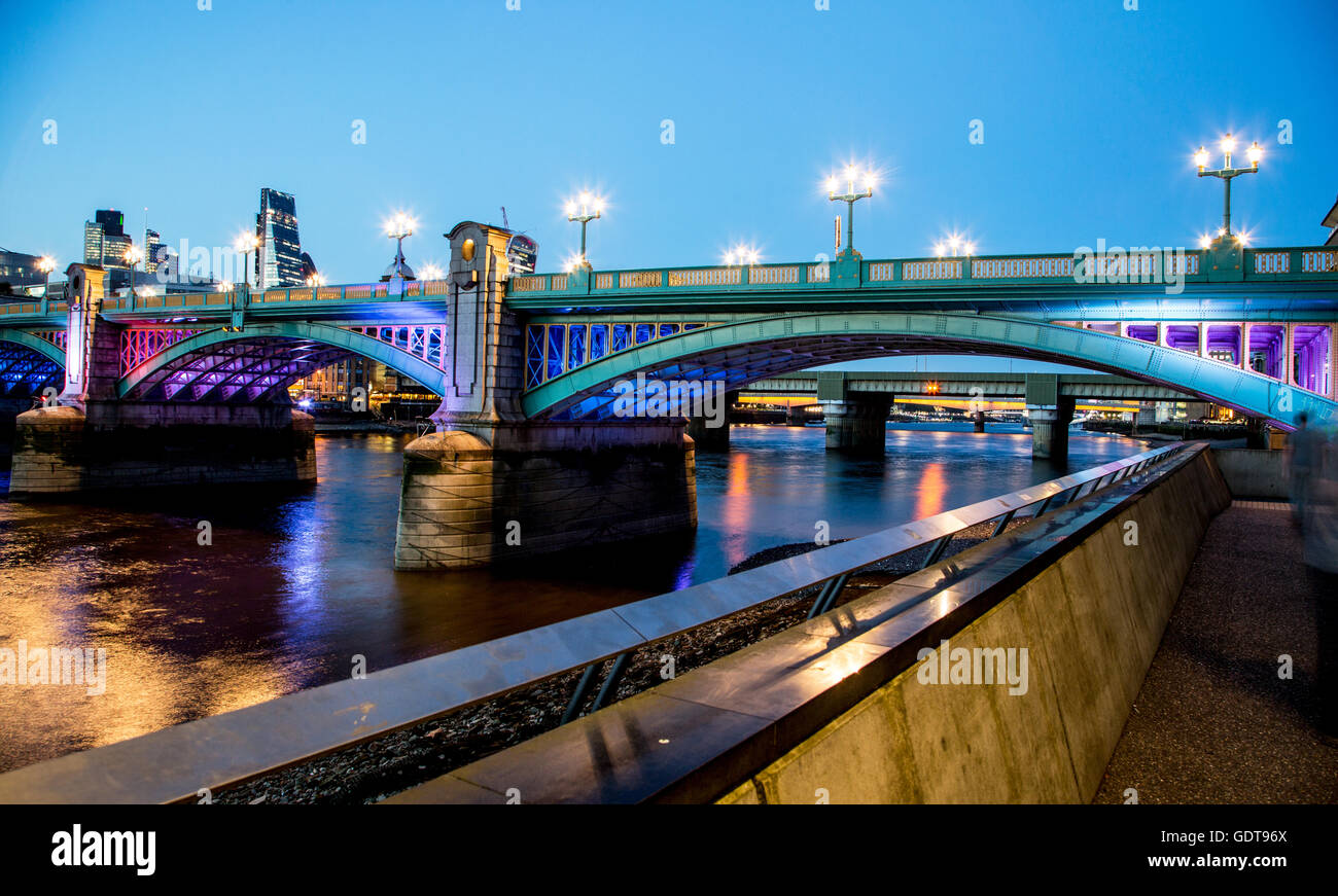 Southwark Bridge y Southbank por la noche, Londres, Gran Bretaña. Foto de stock