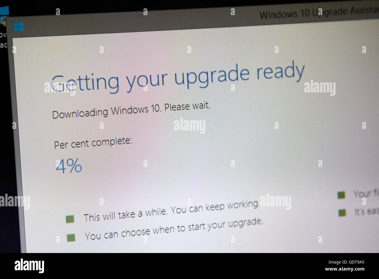 Equipo que muestra descargar windows 10 Actualización de pantalla Foto de stock