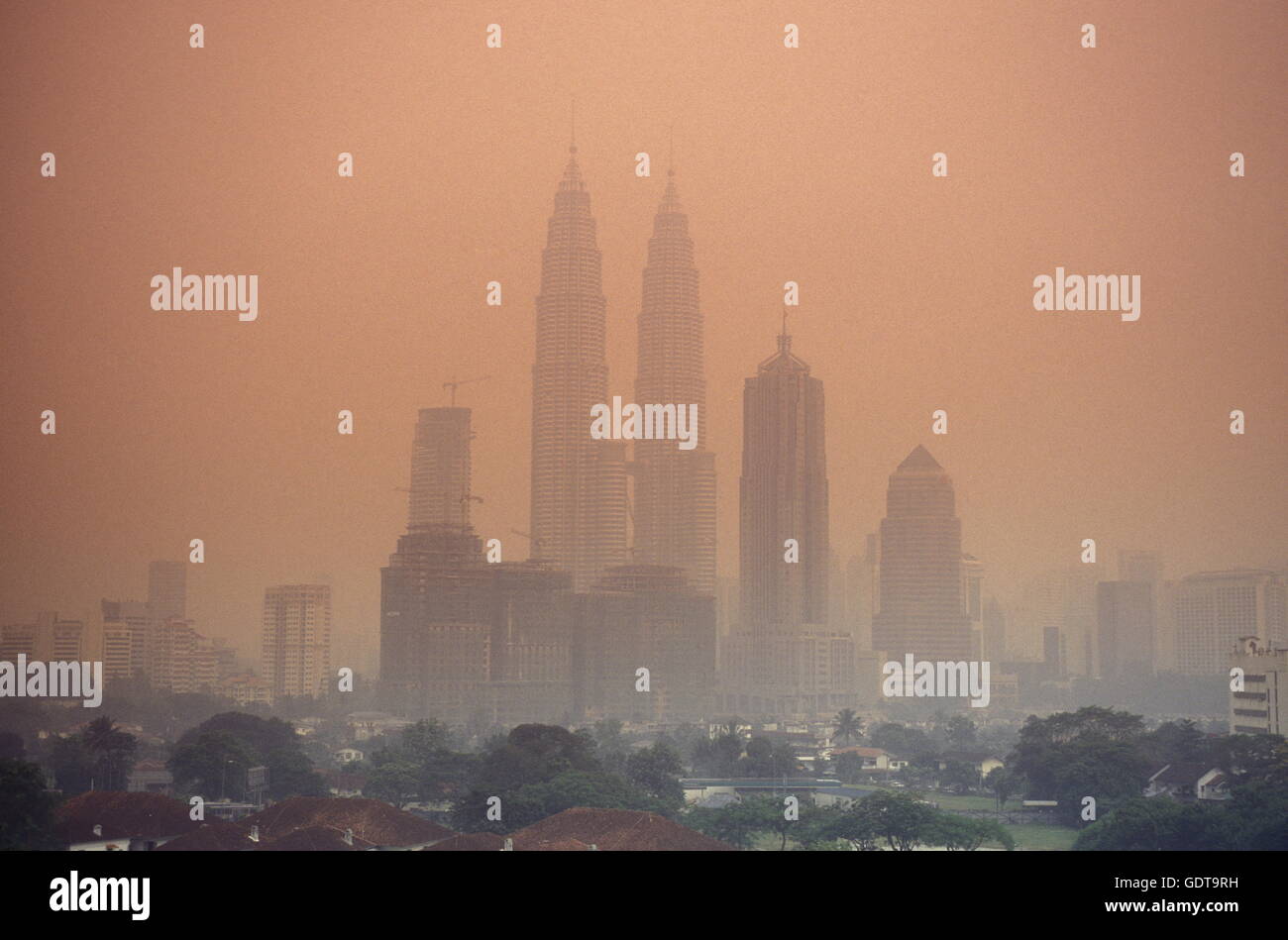 Mueren las Torres Petronas de Kuala Lumpur Hauptstadt der en Malasia en Suedost Asien. Foto de stock