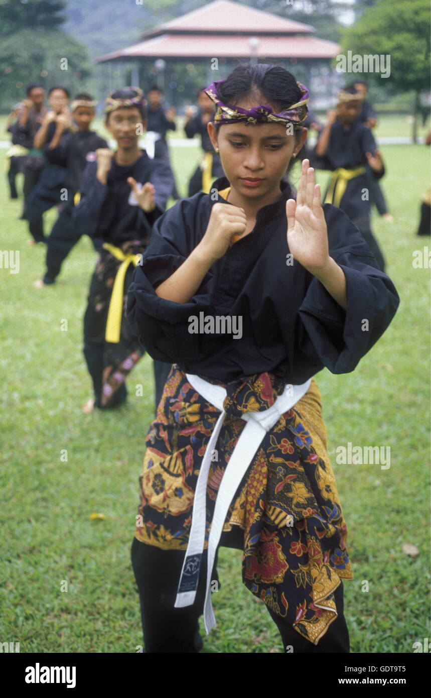 Las muchachas llevan la formación deportiva en la ciudad de Kuala Lumpur, en Malasia en southeastasia. Foto de stock
