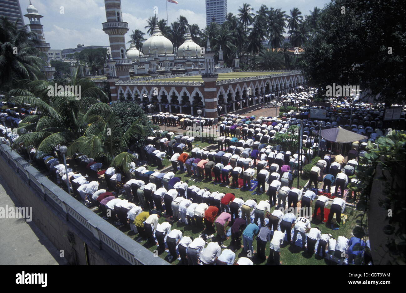 Las oraciones musulmanas en la mezquita de la ciudad de Kuala Lumpur, en Malasia en southeastasia. Foto de stock