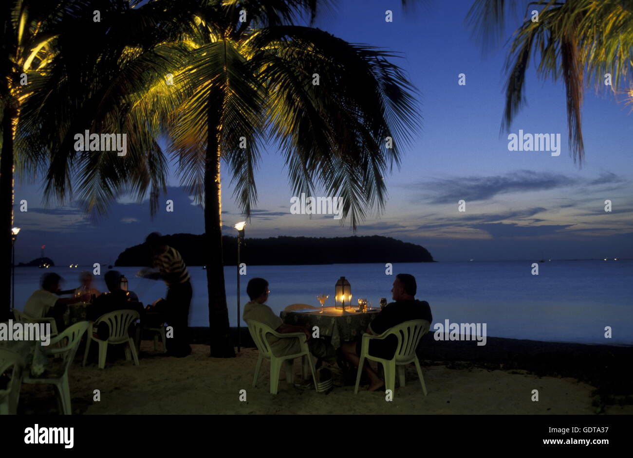 La playa de Pantai Cenang en la costa de la isla de Langkawi, en el noroeste de Malasia Foto de stock