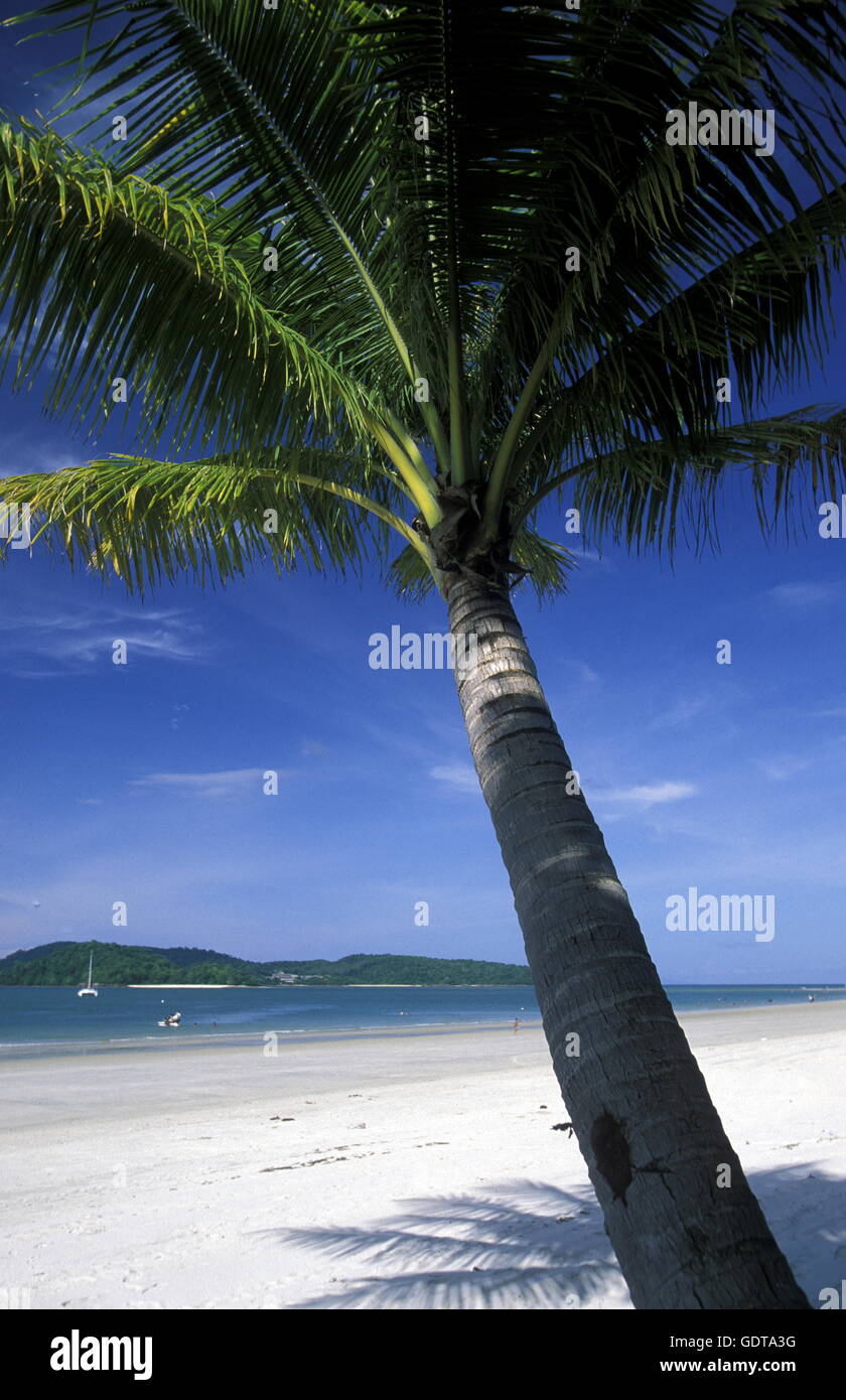 La playa de Pantai Tanjung Rhu en la costa de la isla de Langkawi, en el noroeste de Malasia Foto de stock