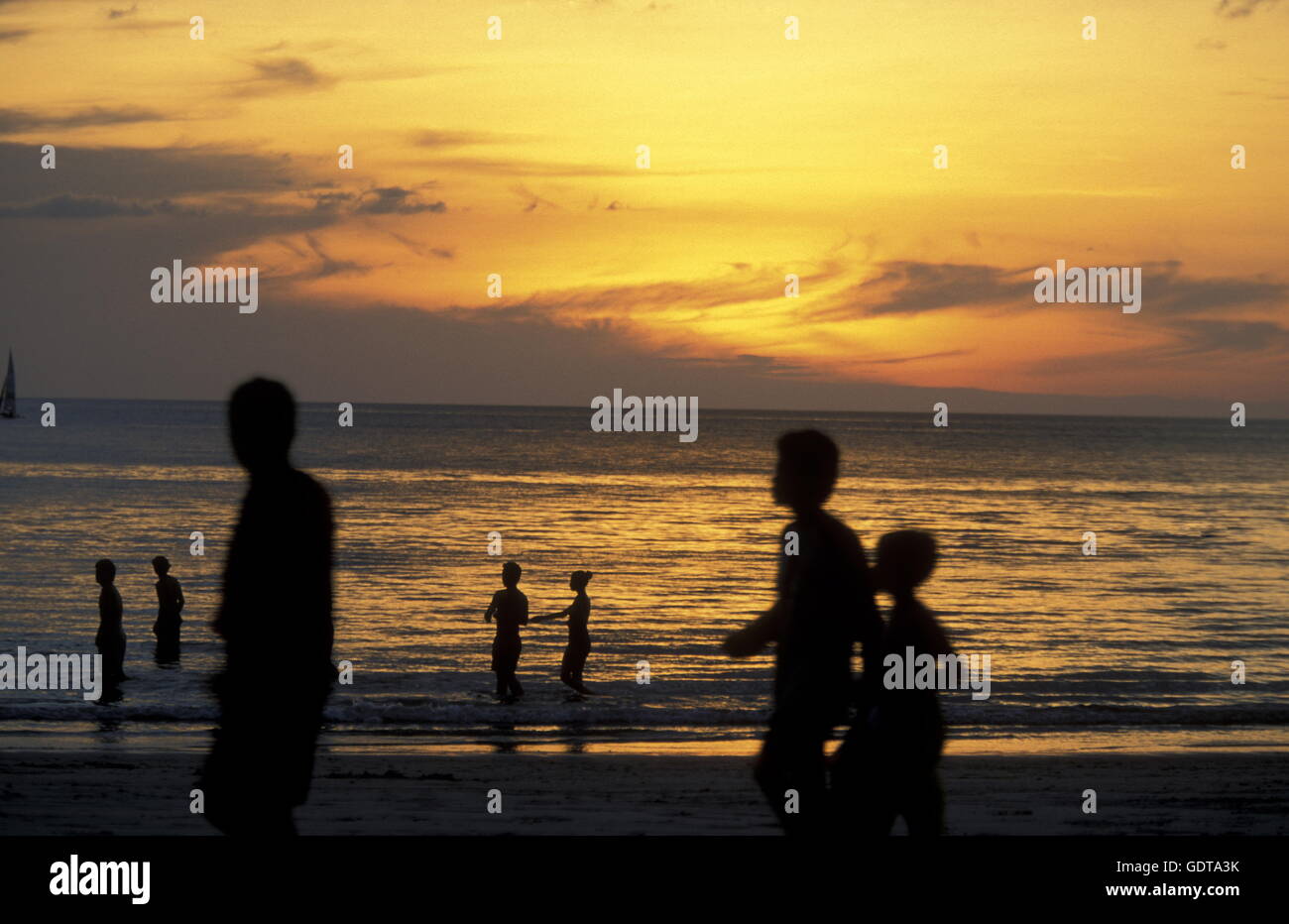La playa de Pantai Cenang en la costa de la isla de Langkawi, en el noroeste de Malasia Foto de stock