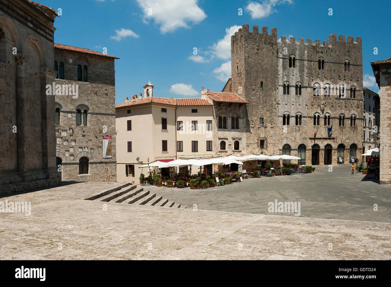 Piazza Garibaldi con el Palazzo Comunale, el Palazzo dei Conti di