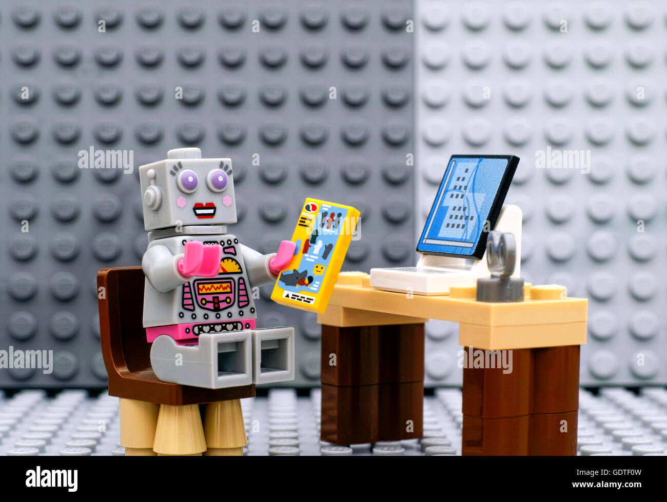Lego robot fotografías e imágenes de alta resolución - Alamy