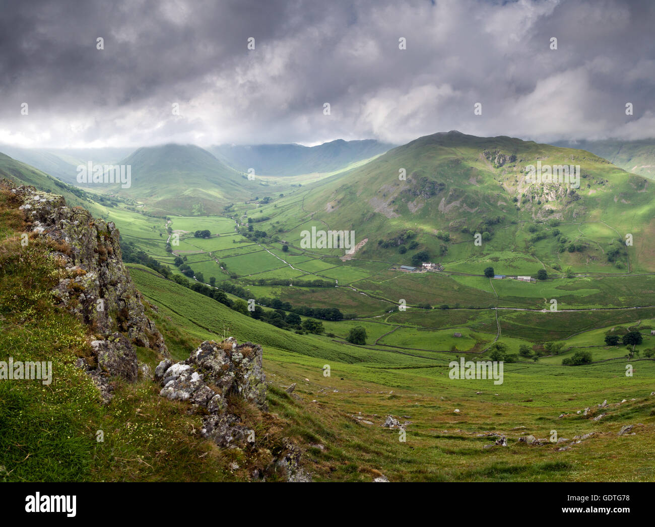 Mirando hacia el valle bajo las montañas en el Lake District inglés en el  verano Fotografía de stock - Alamy