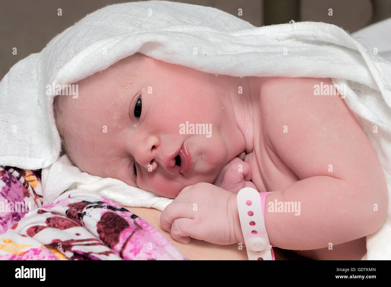Bebé recién nacido, niña, inmediatamente después del parto descansando con su madre Foto de stock