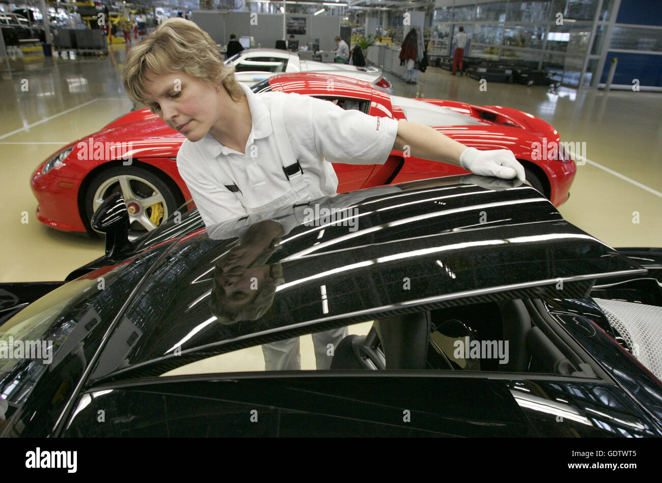 Mechaniker fuehren am Donnerstag, 28. August 2003, im Porsche-Werk in  Leipzig den Lacktest an einem Carrera GT durch. Am Donnerstag erfolgte der  Start der Serienproduktion des neuen 600 PS starken Sportwagens. (AP