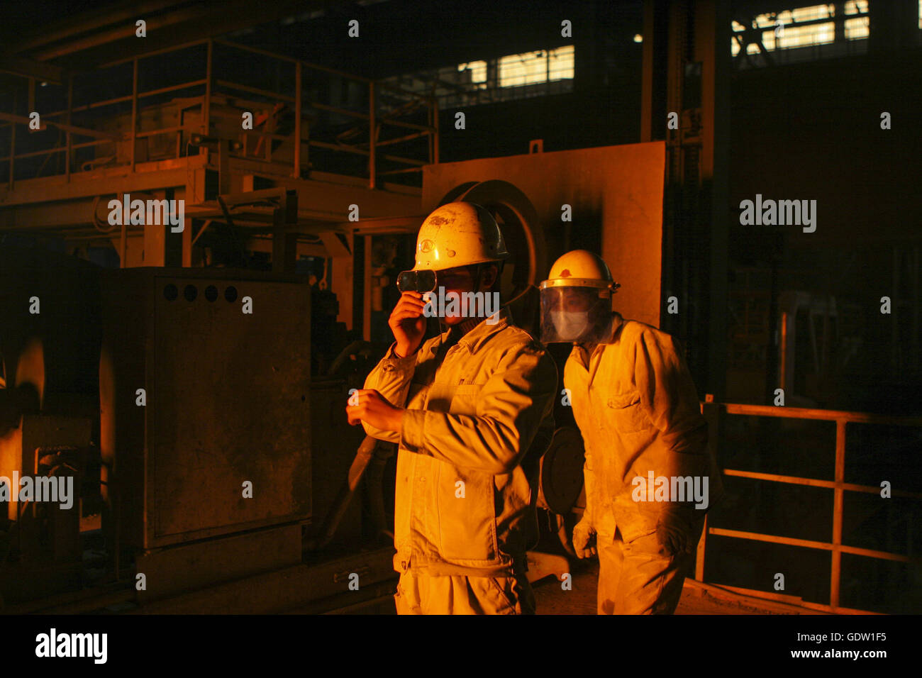 Dos técnicos observar un horno durante la producción de acero en plancha de acero de Meishan Shanghai und Co Foto de stock