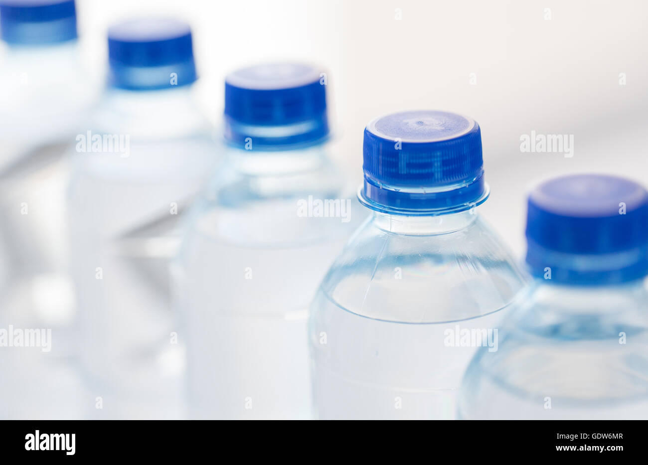 Cierre de las botellas de plástico con agua potable Foto de stock