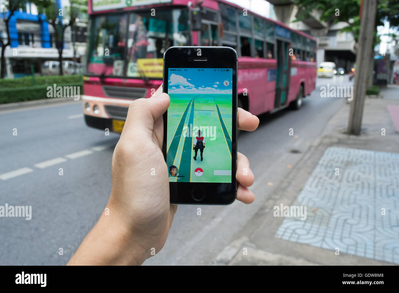 Bangkok, Tailandia - Julio 19, 2016 : Pokemon Go es un nuevo juego de realidad aumentada. Foto de stock