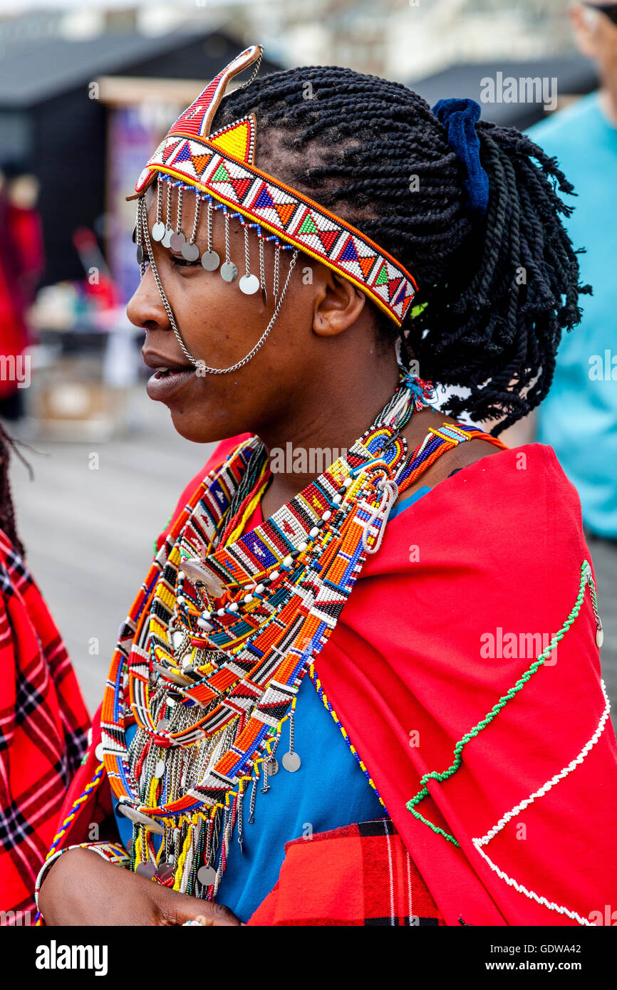 Trajes tradicionales africanos fotografías e imágenes de alta resolución -  Alamy