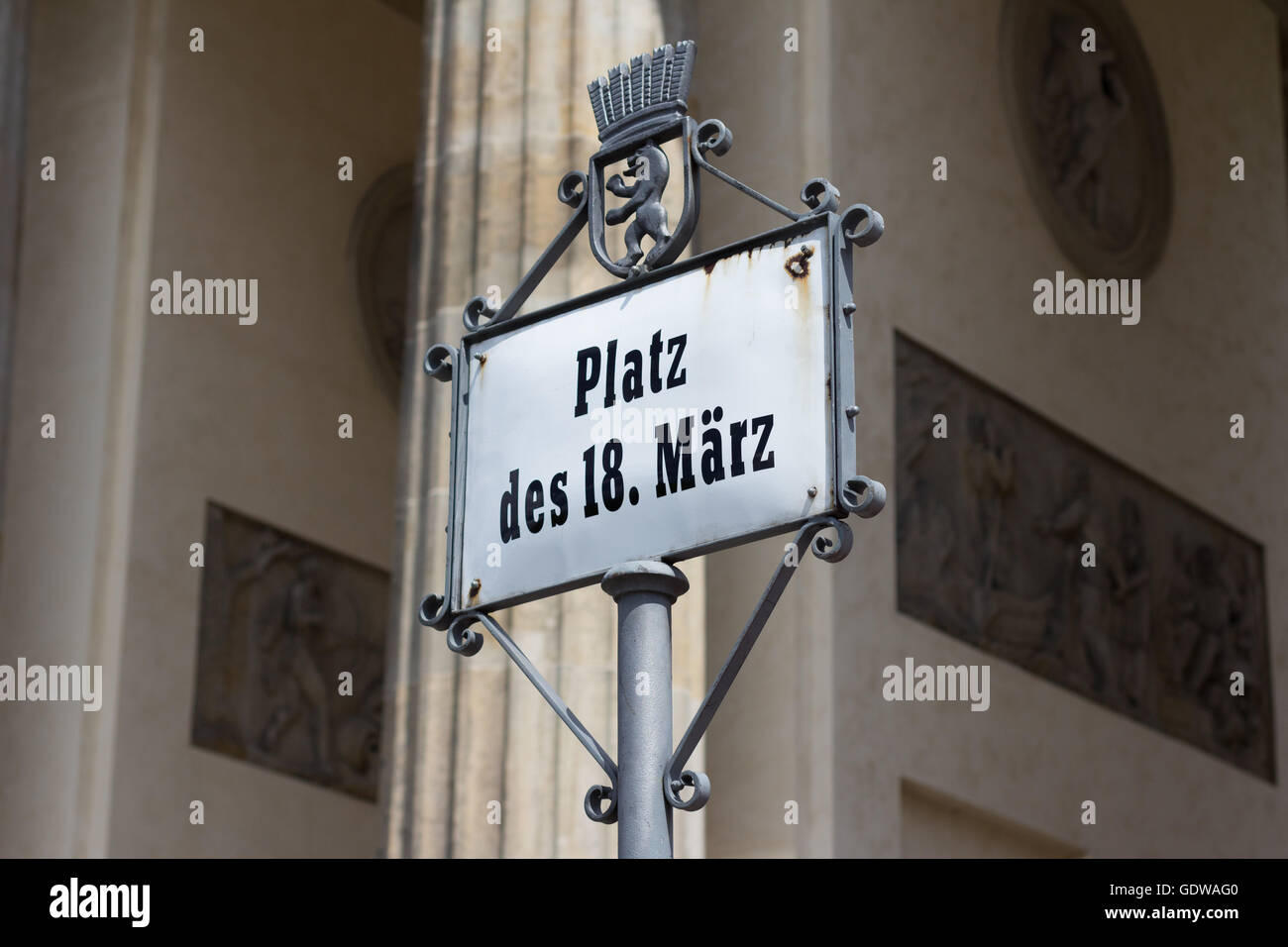 Señal de calle 'Platz des 18. Maerz' (alemán para : Plaza del 18 de marzo) en la puerta de Brandeburgo, Berlín. Foto de stock
