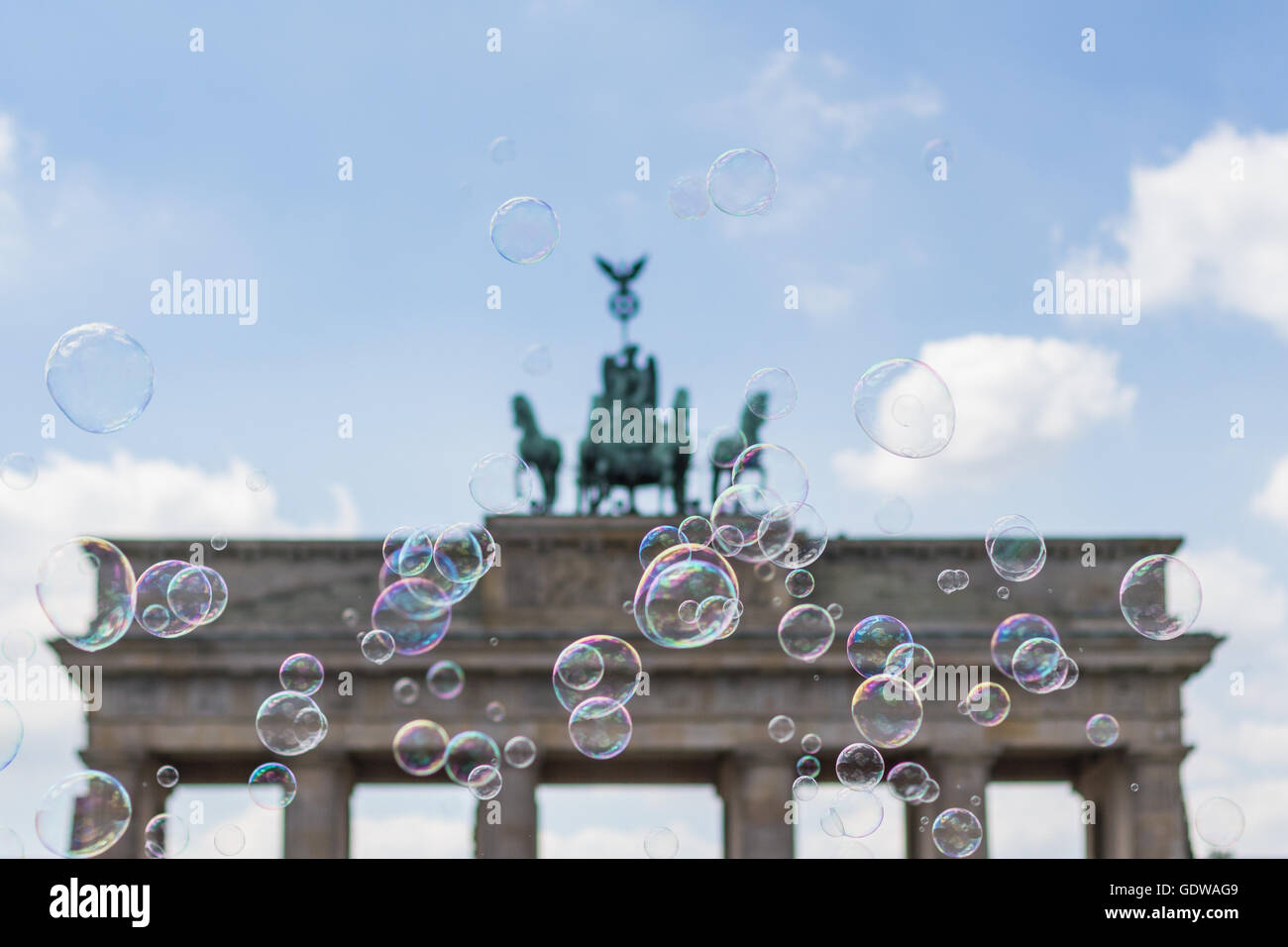 Símbolo de Berlín, la puerta de Brandenburgo (Brandenburger Tor) detrás de pompas de jabón Foto de stock