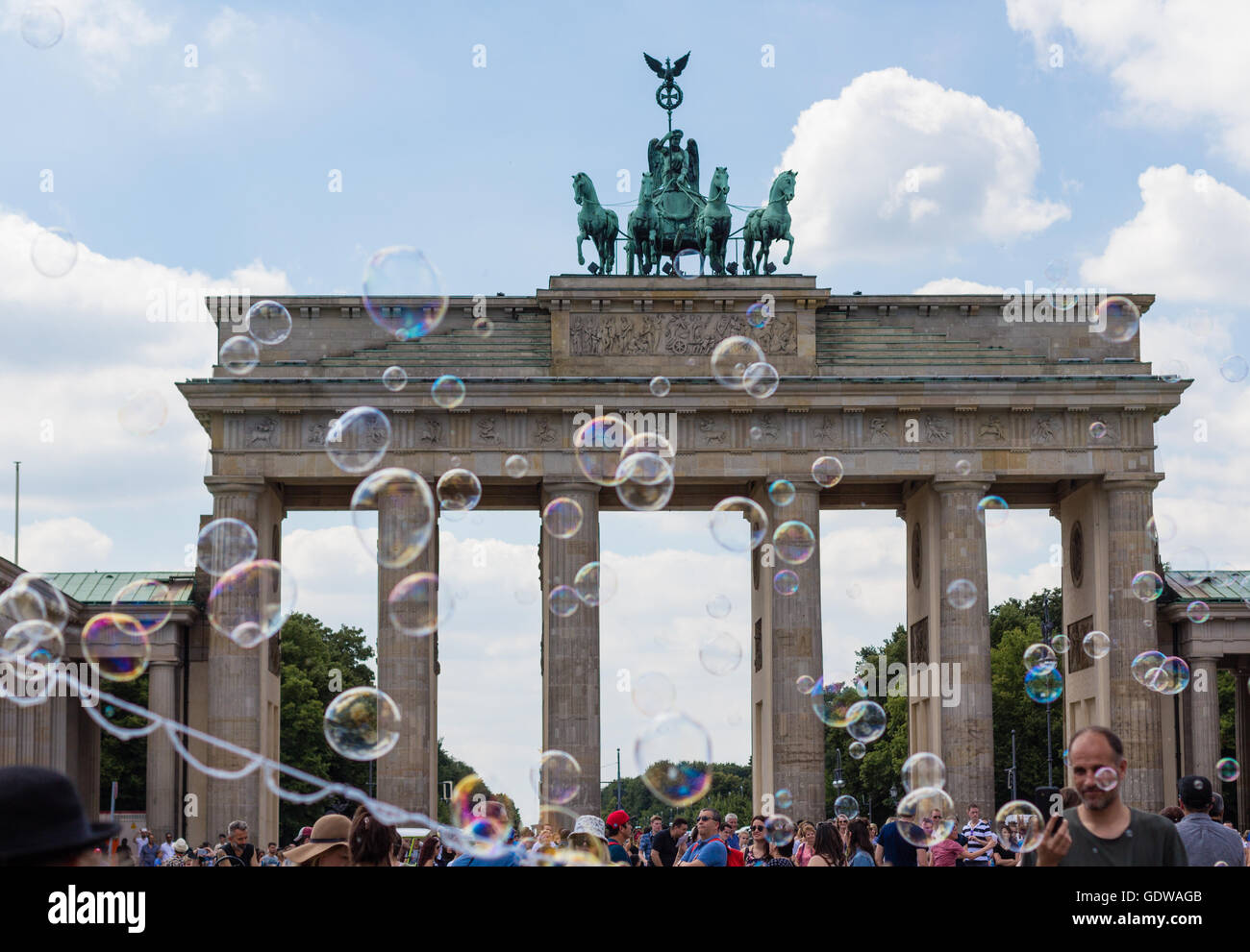 Burbujas de Jabón y muchas personas en la puerta de Brandenburgo Foto de stock